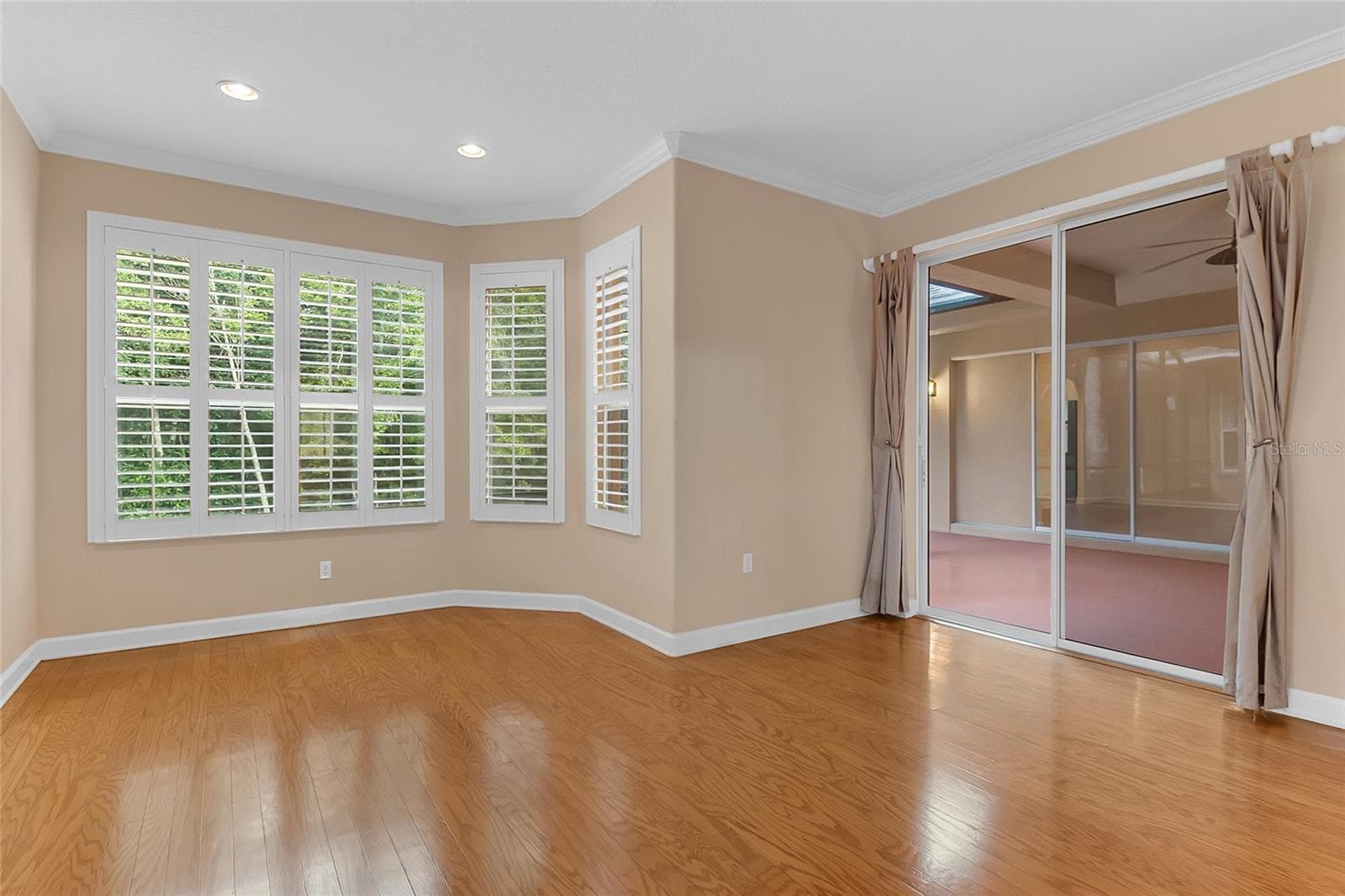 Primary Bedroom with Conservation View and Screened Lanai Access - 2672 ALOMA OAKS DR, OVIEDO
