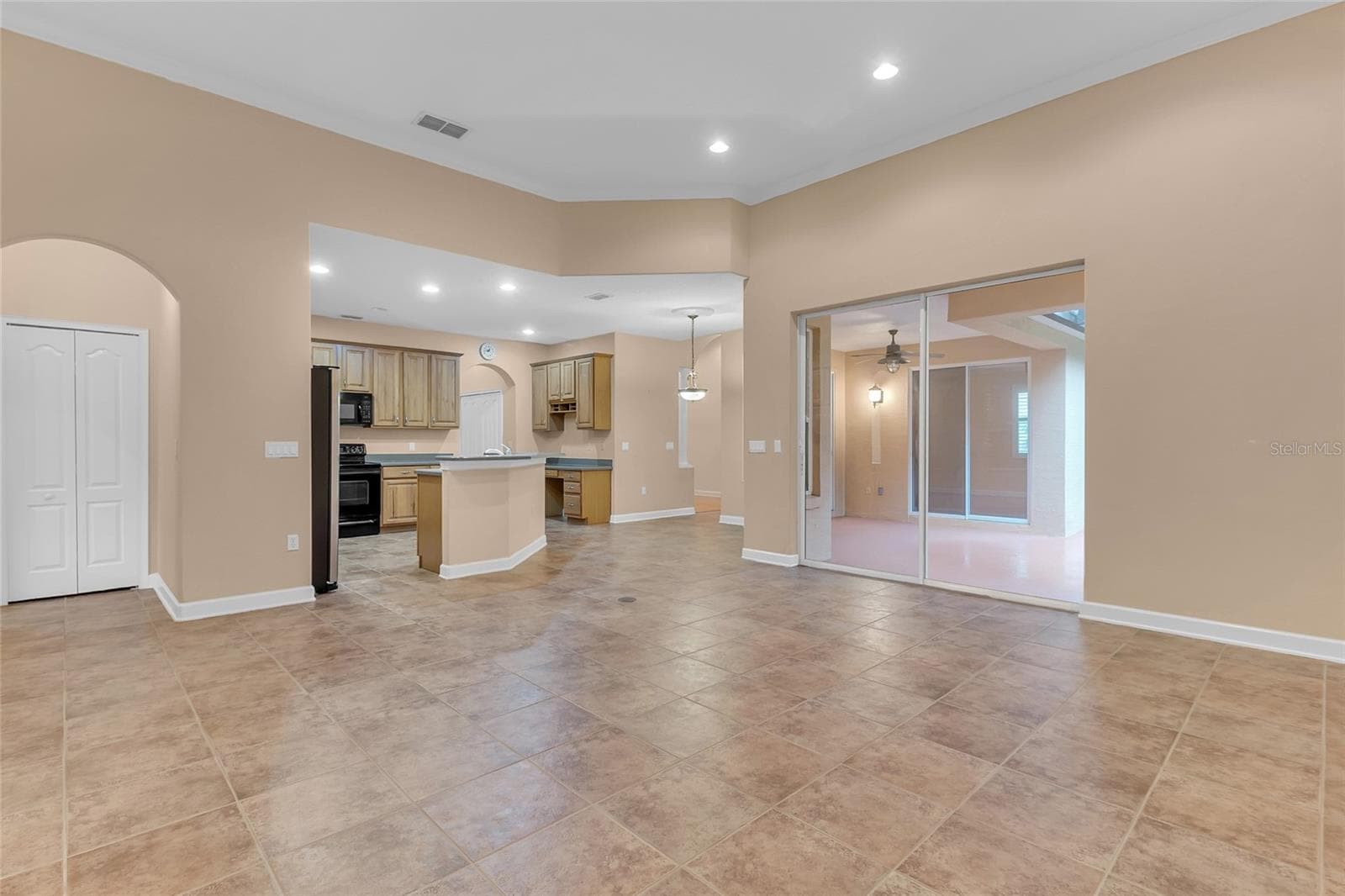 Family Room/Kitchenette/Kitchen - 2672 ALOMA OAKS DR, OVIEDO
