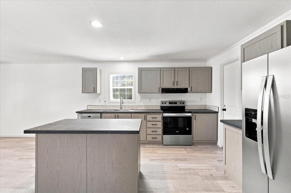 Manufactured Home at 39148 ORIENT AVE, ZEPHYRHILLS, photo 22 of 46