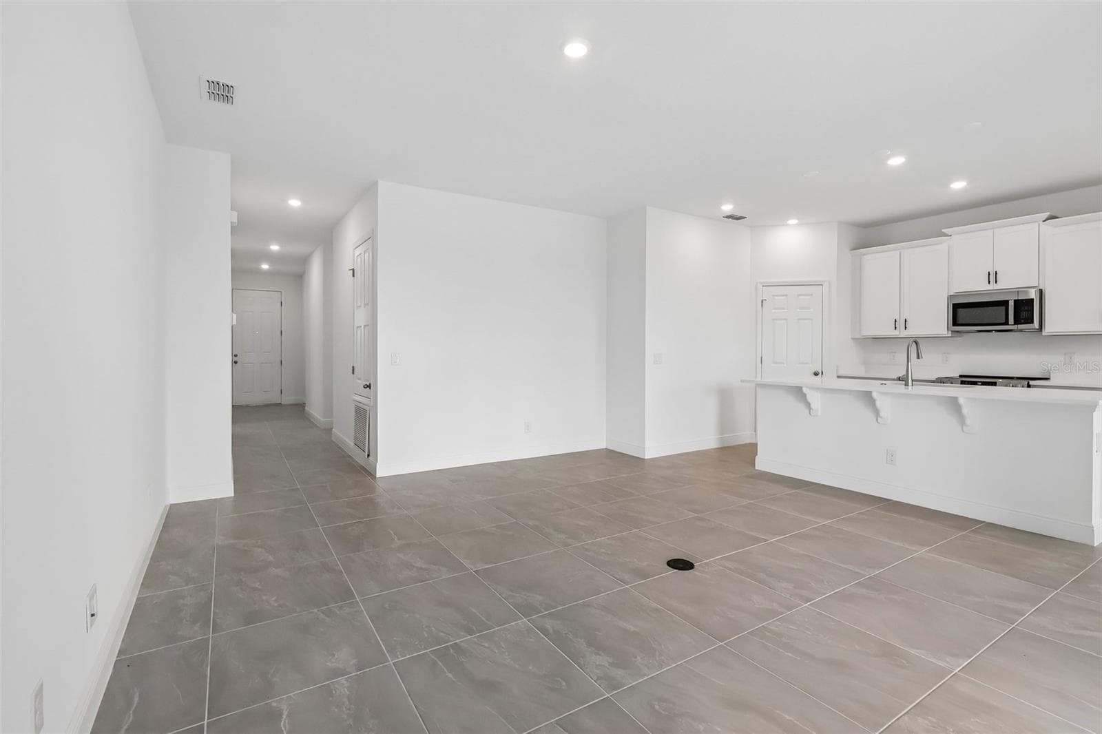Kitchen & Family Room - 7272 ROLLING LEAF RD, GROVELAND