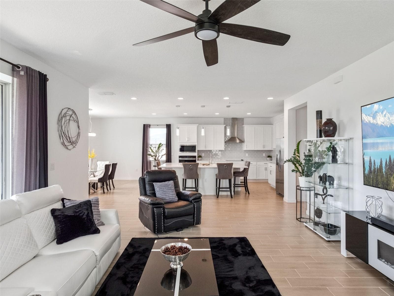family room - 591 VIA BELLA CT, HOWEY IN THE HILLS