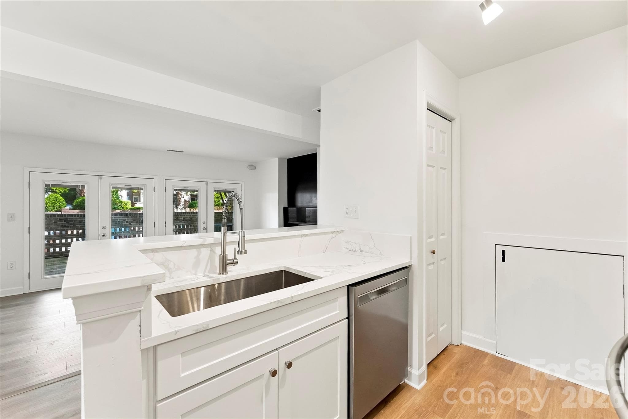 Condominium at 425 W 8th Street, Charlotte, photo 10 of 27