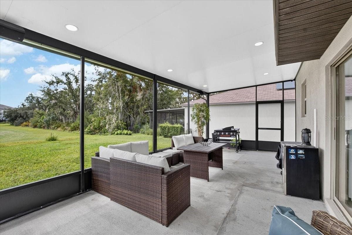 Screened in back patio - 13009 MEADOW POND PL, RIVERVIEW