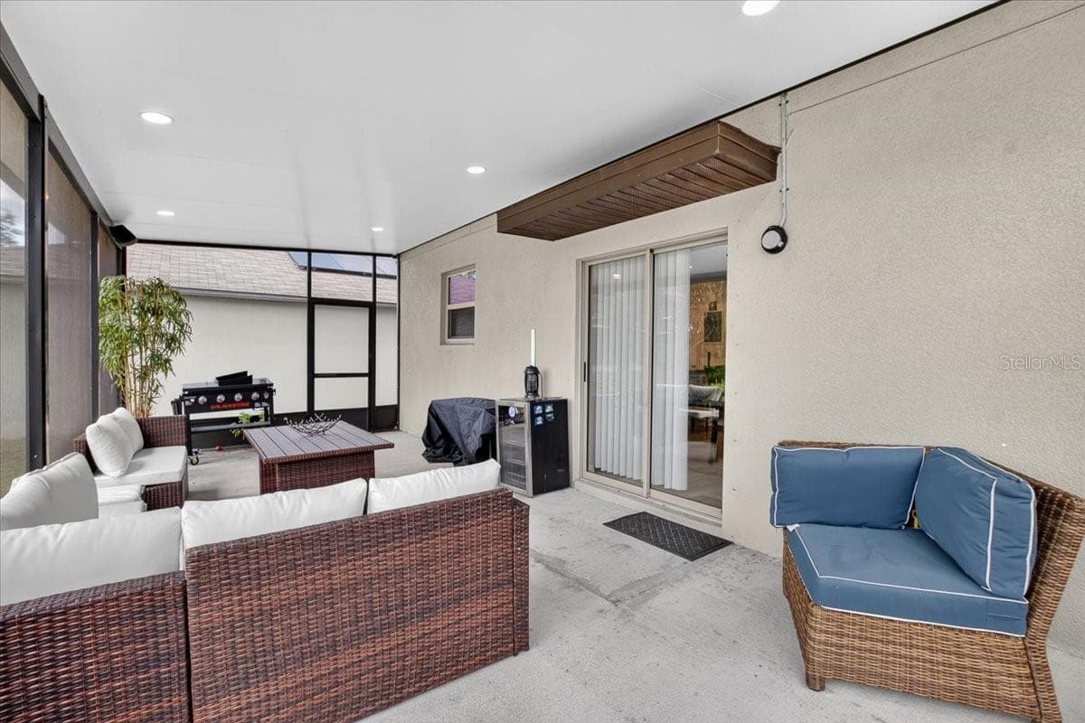 Screened in back patio - 13009 MEADOW POND PL, RIVERVIEW