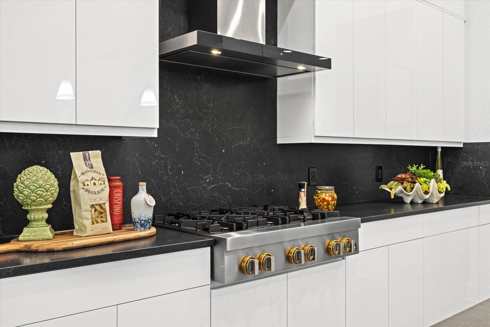 Kitchen w/quartz up backsplash - 8133 NEVIS RUN, LAKEWOOD RANCH