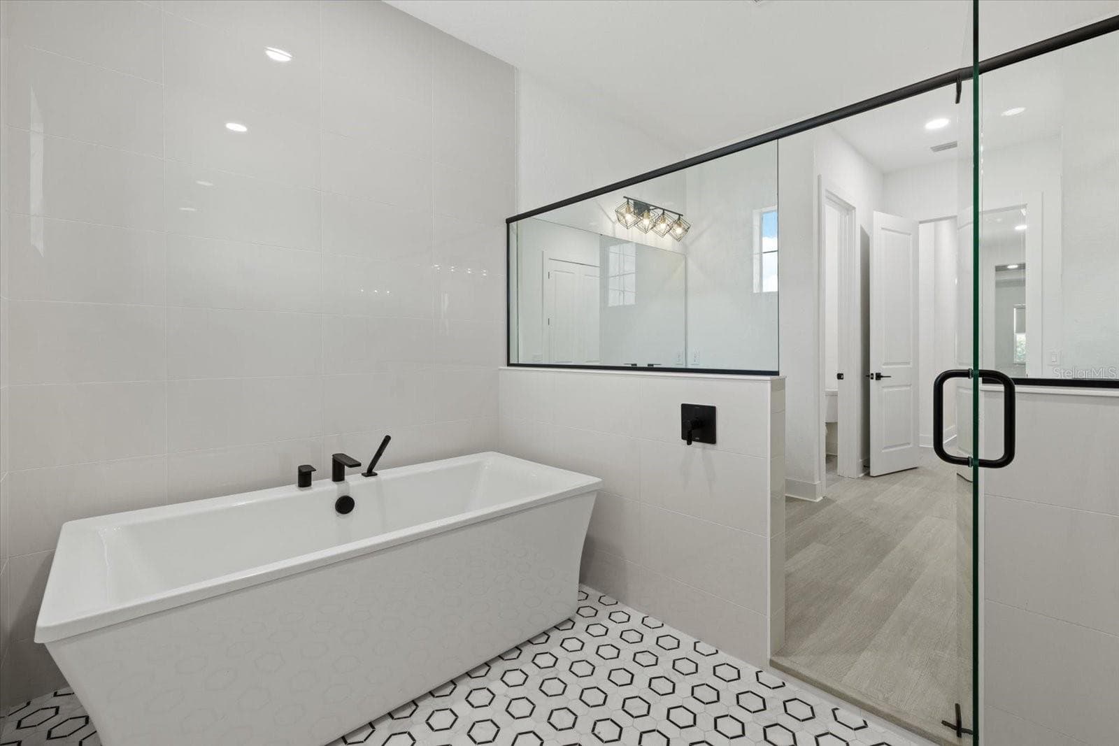 Primary Spa Tub & Shower Area - 8133 NEVIS RUN, LAKEWOOD RANCH