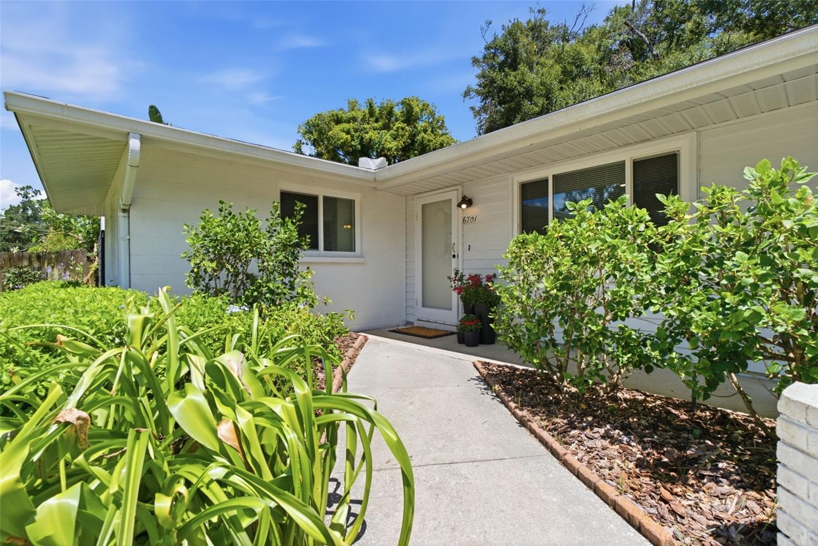 Entry with dual storm/entry doors - 6701 13TH ST N, TAMPA