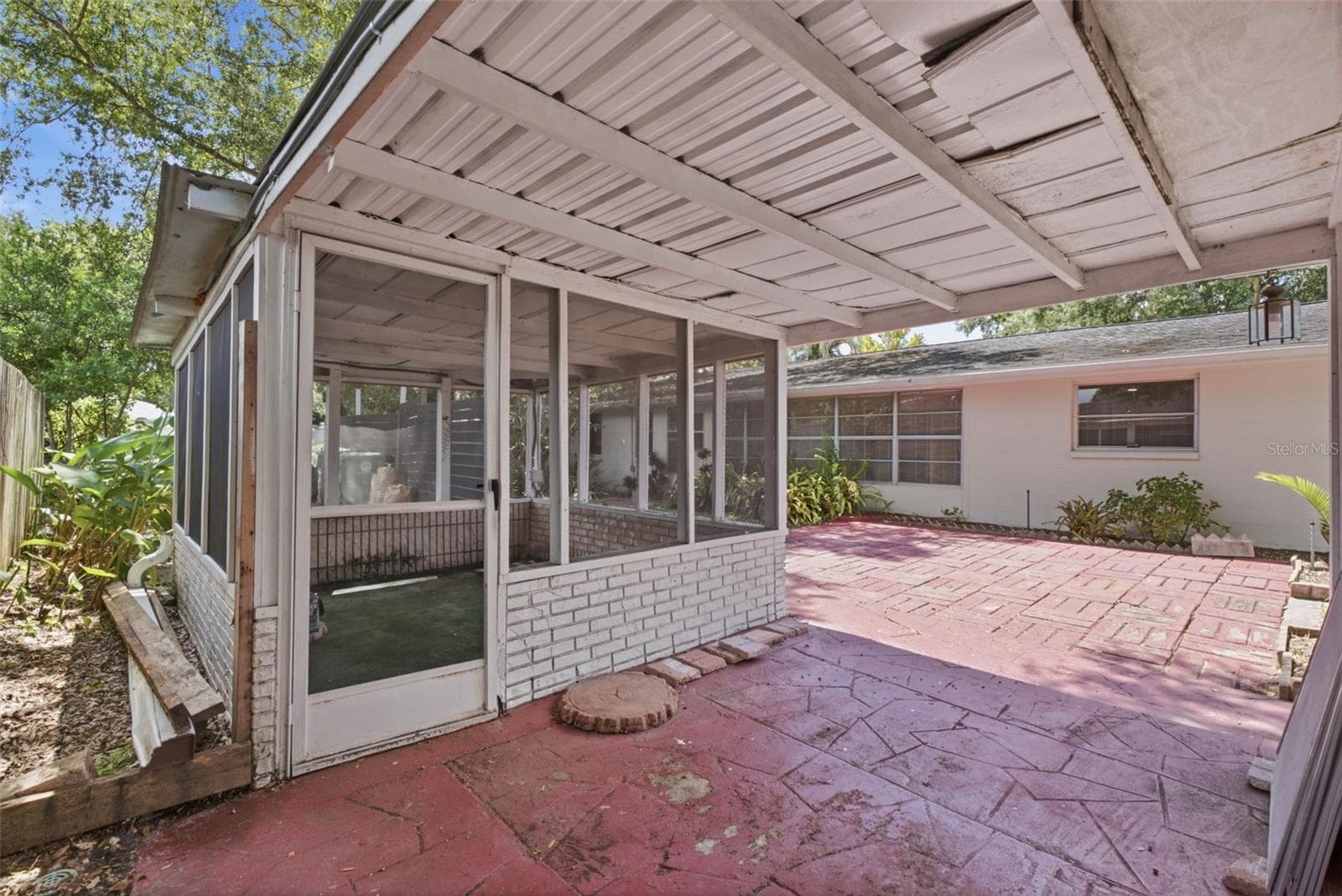 Screened room - 6701 13TH ST N, TAMPA