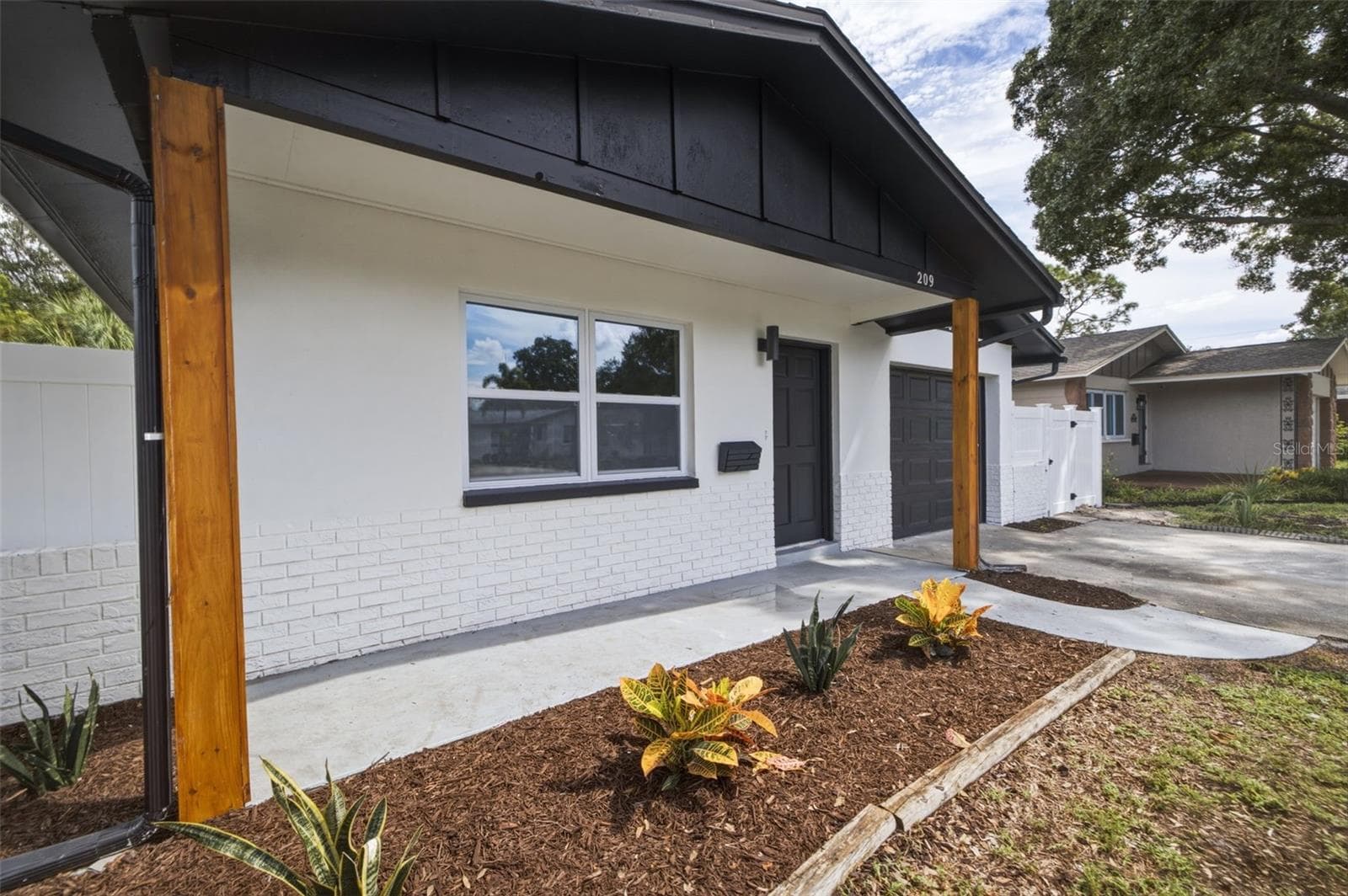 Single Family Residence at 209 SE MONROE CIR N, ST PETERSBURG, photo 3 of 34