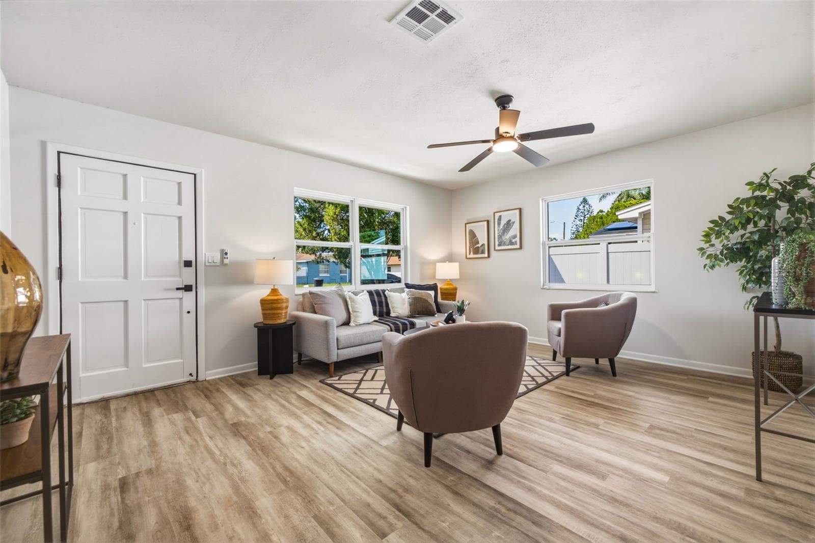 Single Family Residence at 209 SE MONROE CIR N, ST PETERSBURG, photo 5 of 34