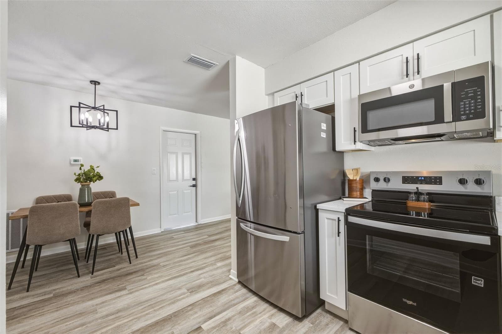 Single Family Residence at 209 SE MONROE CIR N, ST PETERSBURG, photo 12 of 34