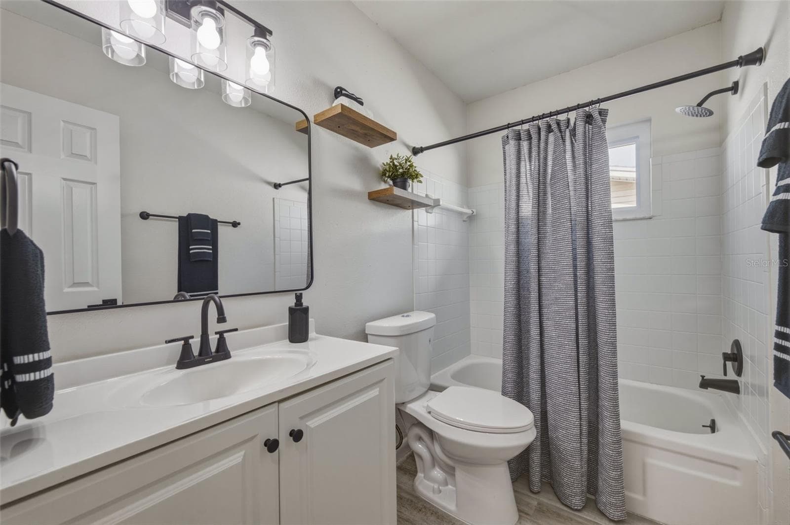 Single Family Residence at 209 SE MONROE CIR N, ST PETERSBURG, photo 14 of 34