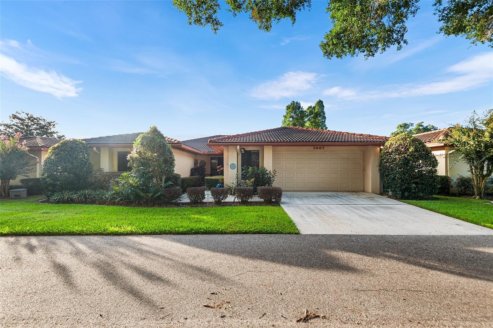 1007 ROLLING WOODS LN