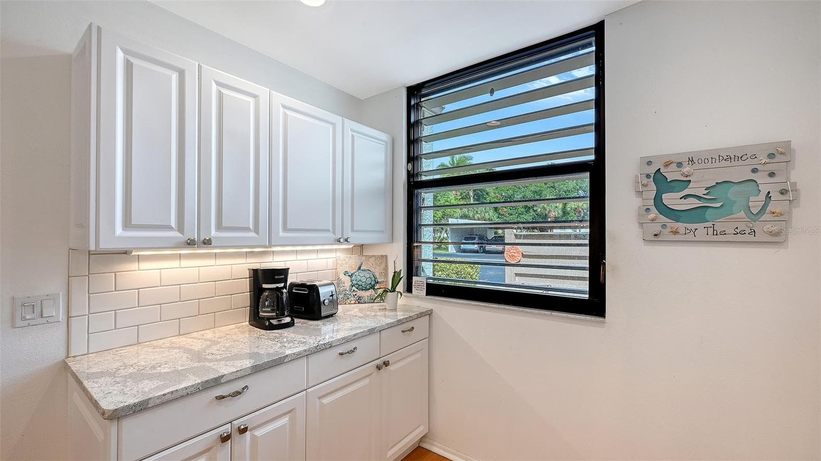 The efficient kitchen offers plenty of storage as well as extra countertop space - 666 WOODLAWN DR #666, BRADENTON