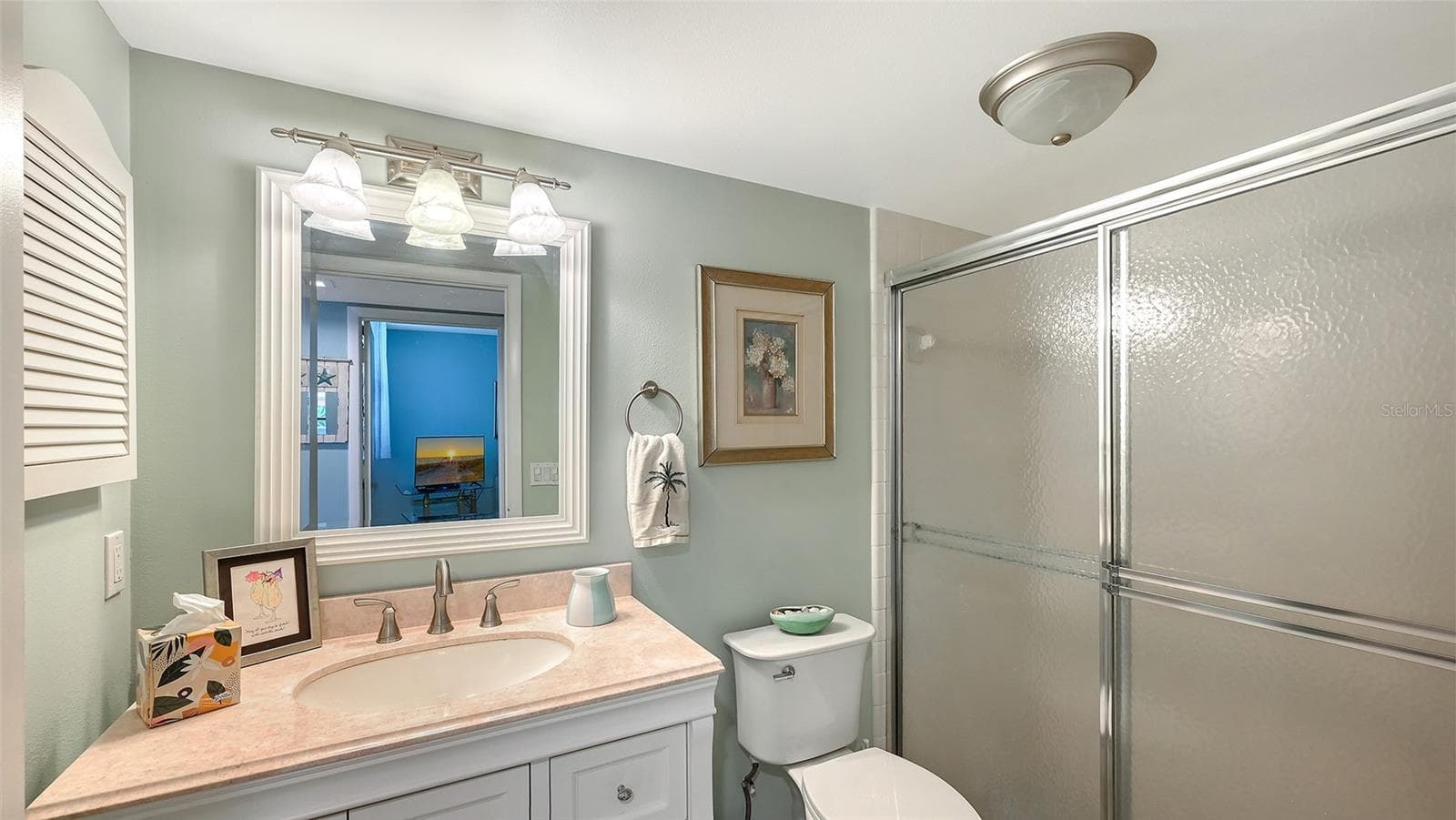 Guest bath is accessible without passing through the guest bedroom. - 666 WOODLAWN DR #666, BRADENTON