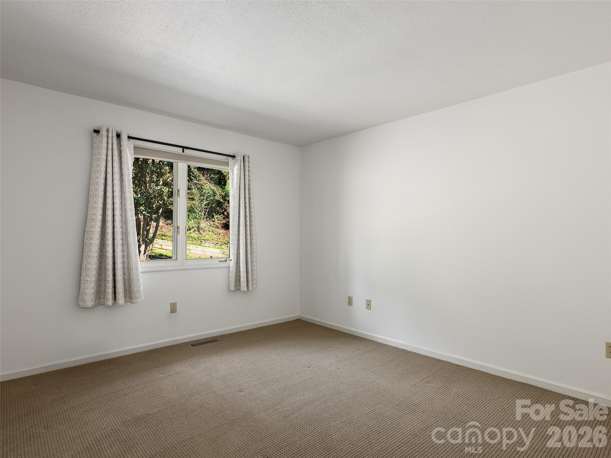 Comfortable main-level guest room - 288 Roberts Drive, Laurel Park
