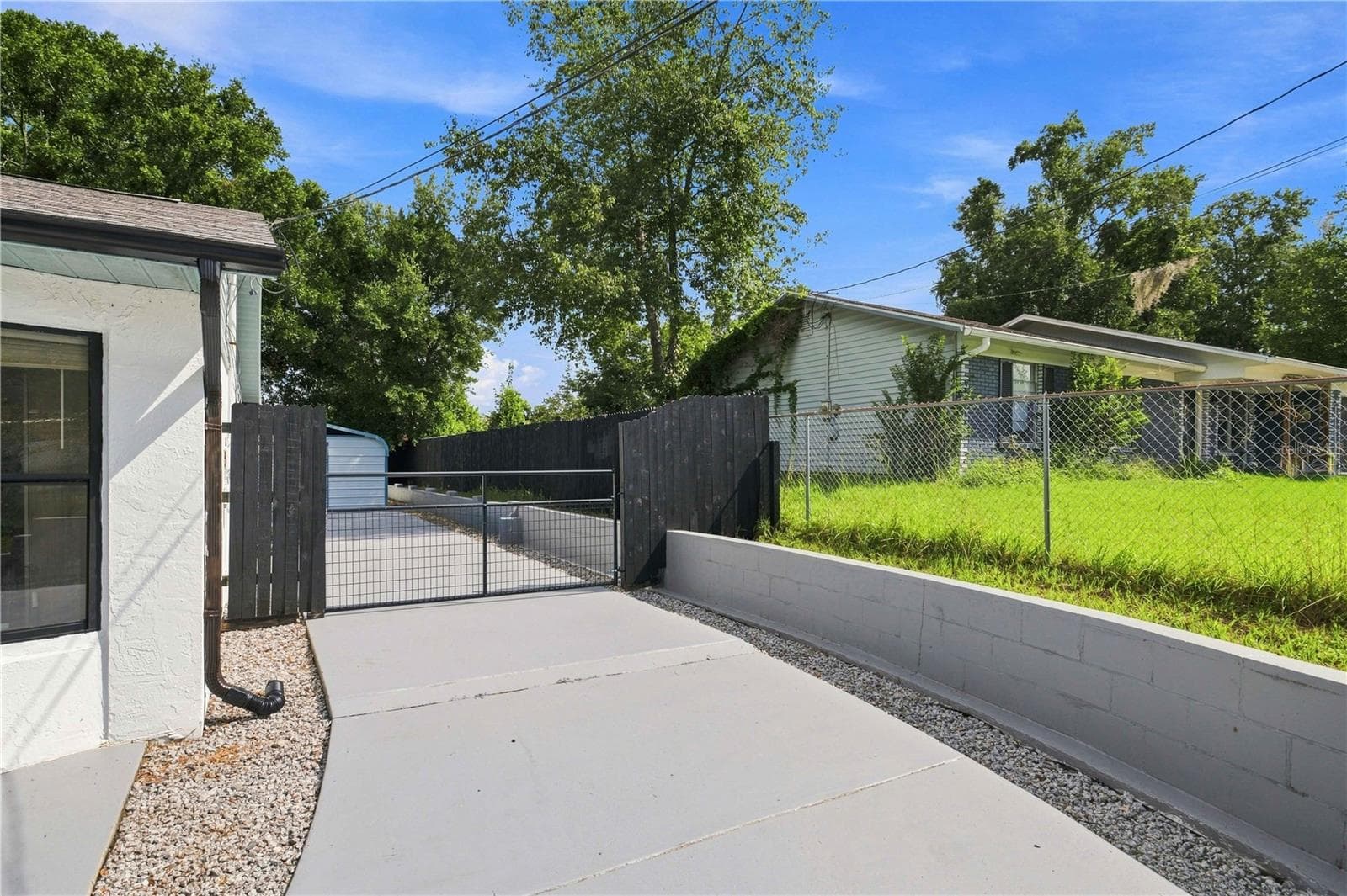 Oversized Driveway View - 11615 SE 129TH LN, OCKLAWAHA