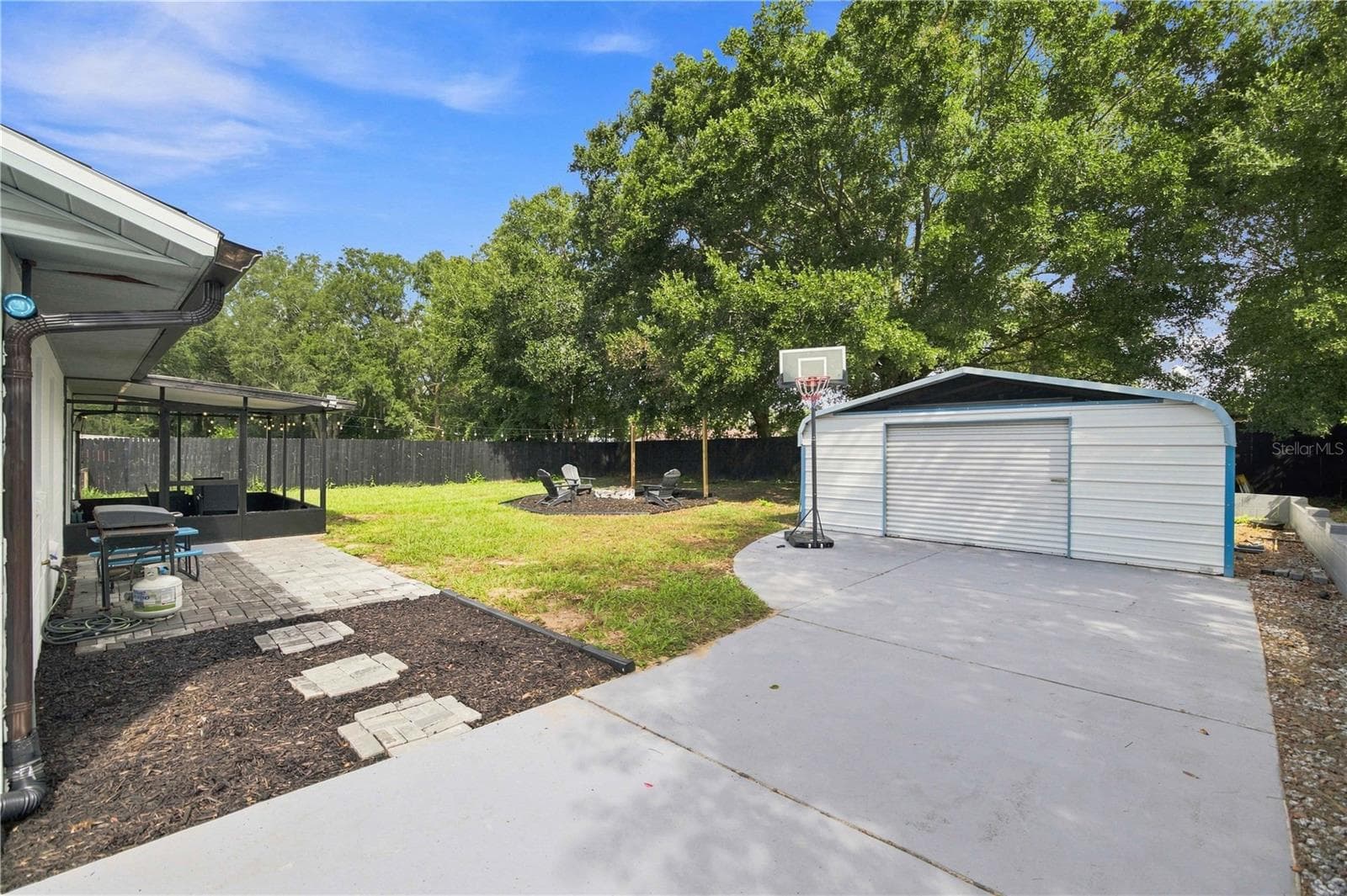 Oversized driveway with detached metal building - 11615 SE 129TH LN, OCKLAWAHA