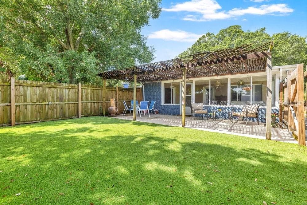 Family and friends will love this space - 7400 36TH AVE N, ST PETERSBURG
