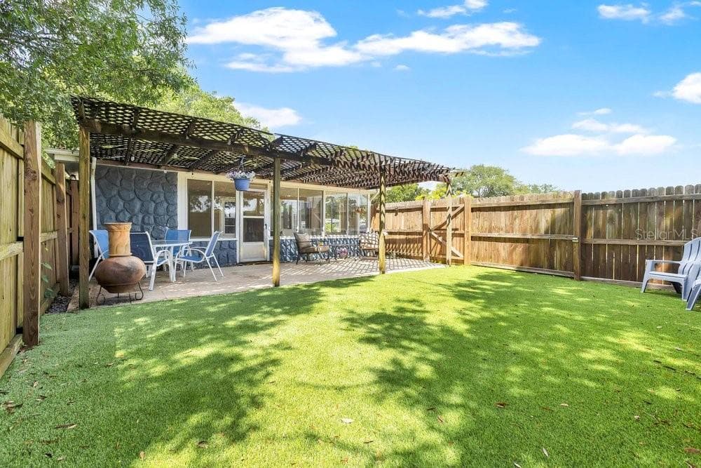 Perfect for enjoying outdoor Florida living - 7400 36TH AVE N, ST PETERSBURG