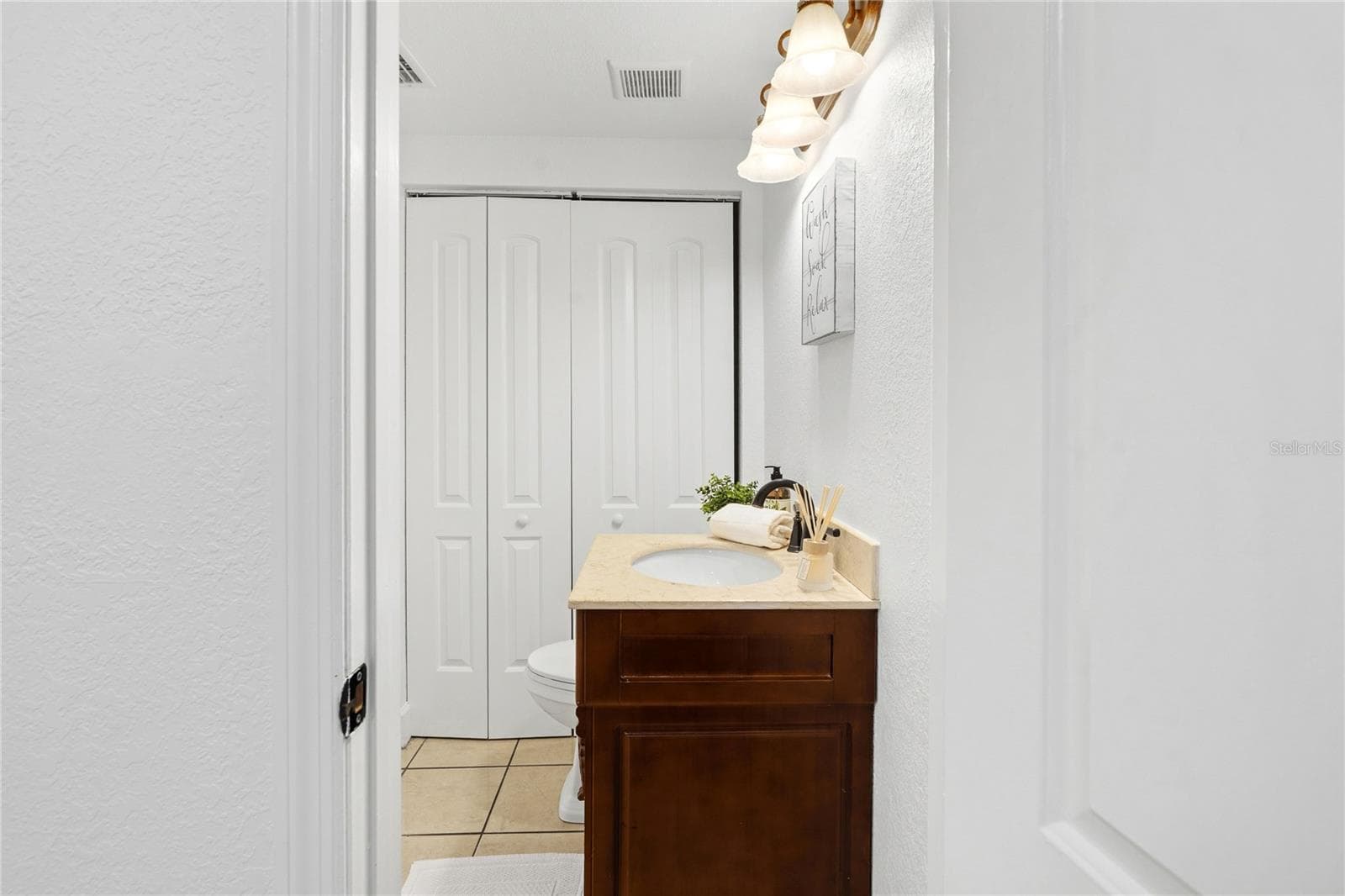 1/2 Bathroom - 6004 W JEAN ST, TAMPA