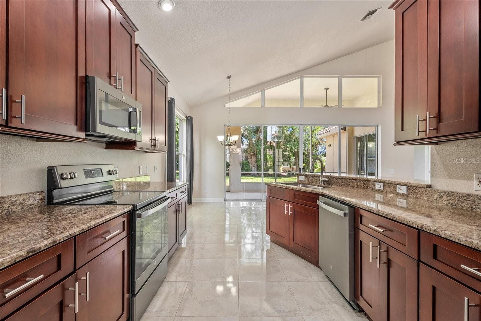 Kitchen - 324 LANGHOLM DR, VENICE