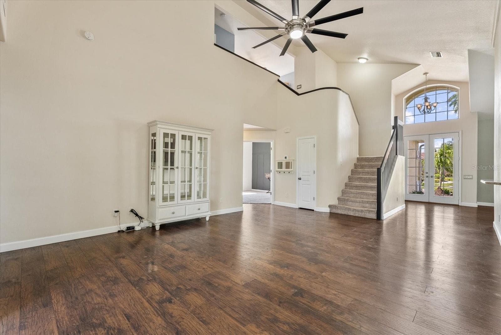 Living room, front entry, guest bedroom #1 - 324 LANGHOLM DR, VENICE
