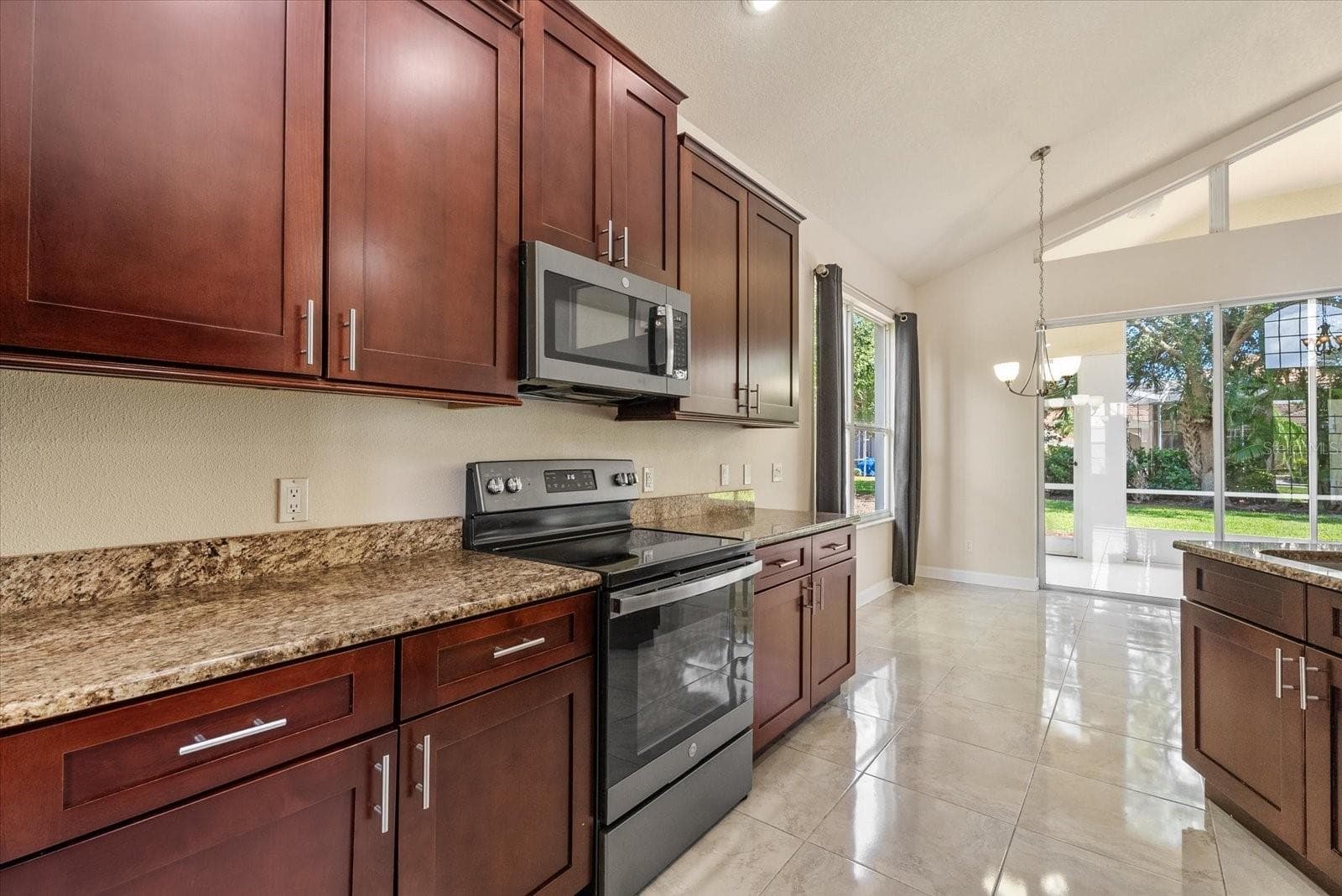 Kitchen - 324 LANGHOLM DR, VENICE