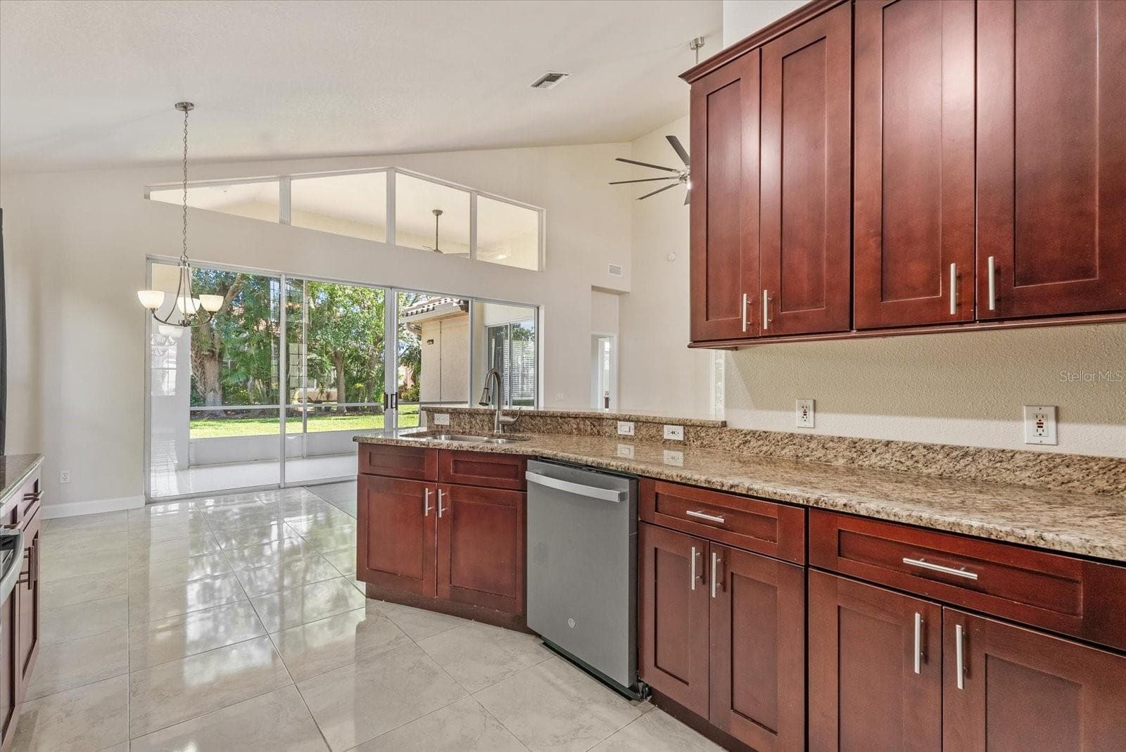Kitchen - 324 LANGHOLM DR, VENICE