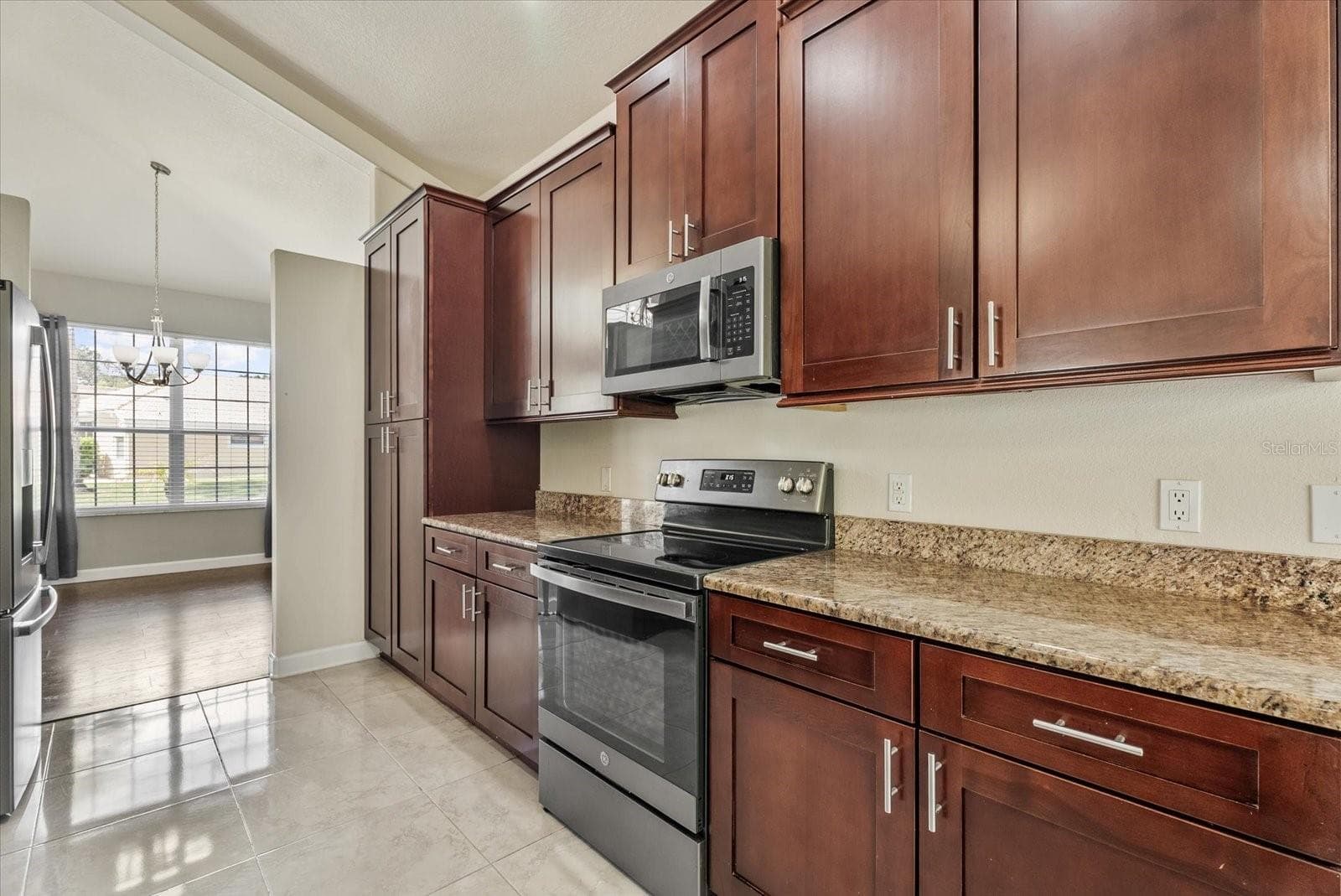 Kitchen - 324 LANGHOLM DR, VENICE