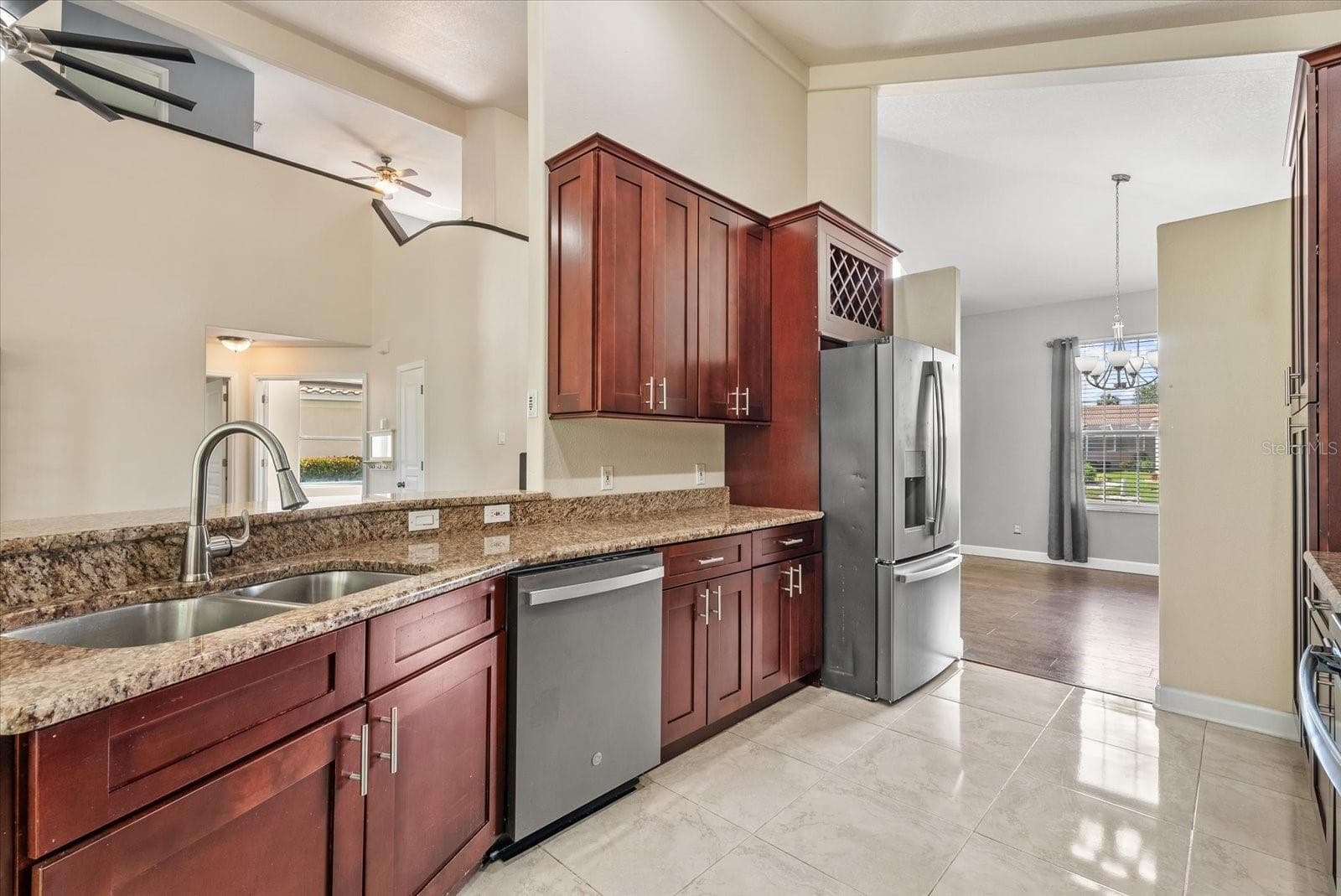 Kitchen - 324 LANGHOLM DR, VENICE