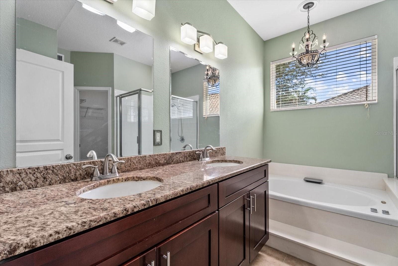 Primary Bathroom - 324 LANGHOLM DR, VENICE