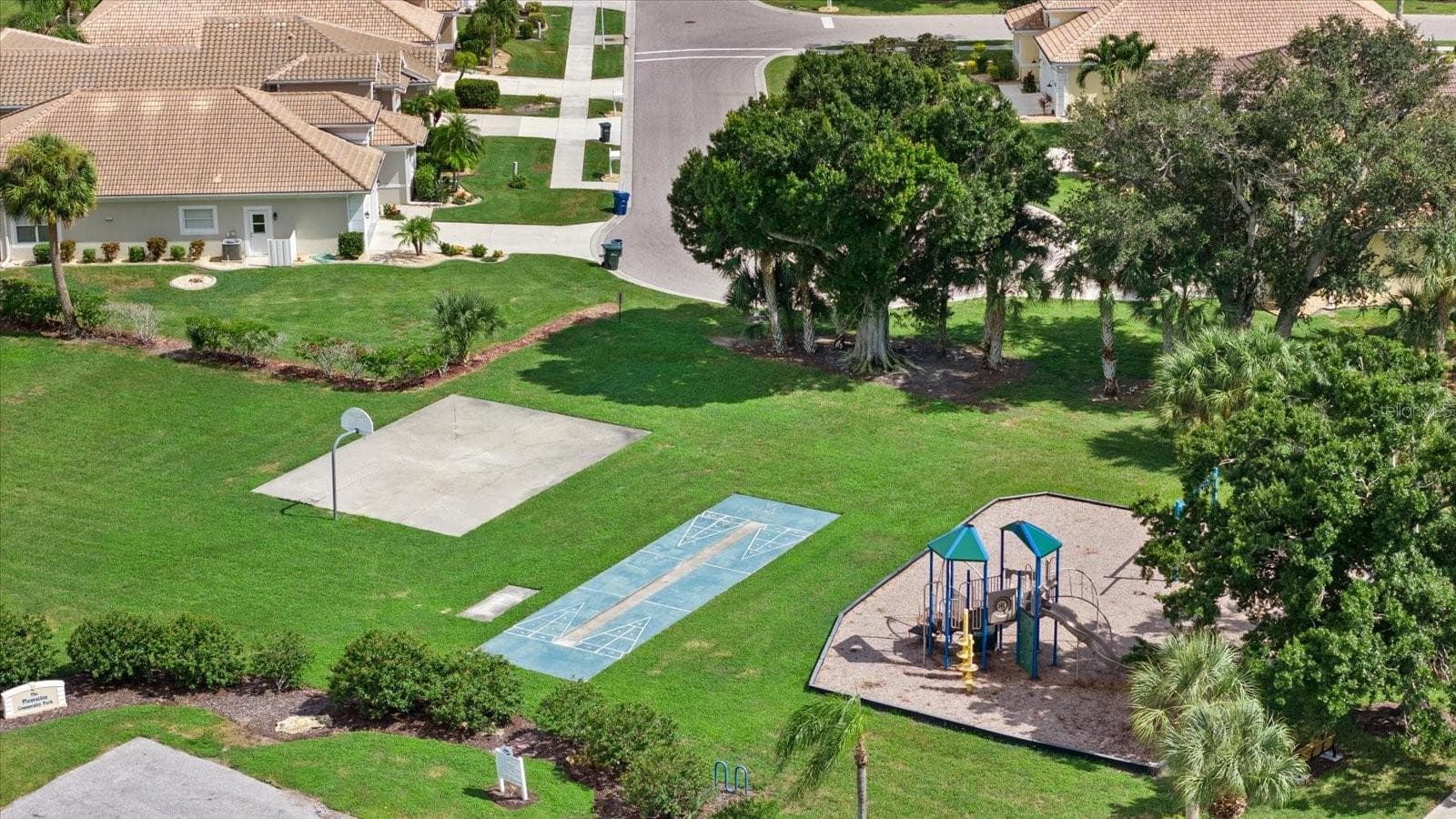 Community Amenities - 324 LANGHOLM DR, VENICE