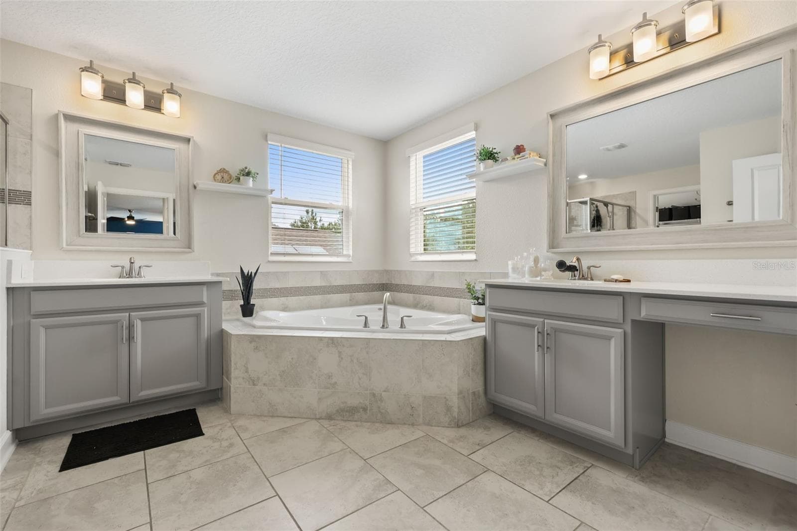 Primary bathroom - 512 WESTCHESTER CT, DAVENPORT