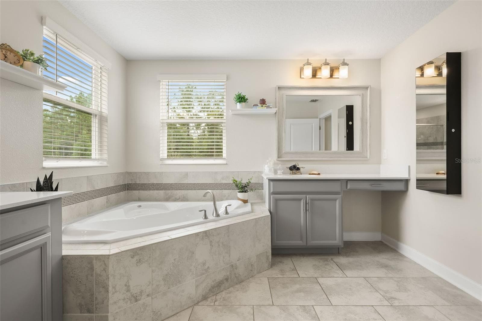 Primary bathroom - 512 WESTCHESTER CT, DAVENPORT