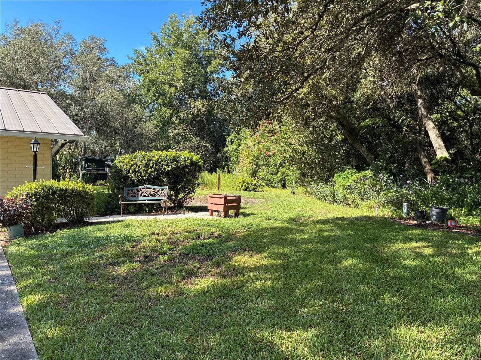 FRONT SIDE OF YARD BY GARAGE - 41 SPRING LN, HAINES CITY
