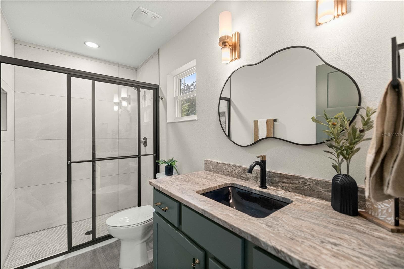 Primary Suite Bath - 13622 SW 112TH ST, DUNNELLON