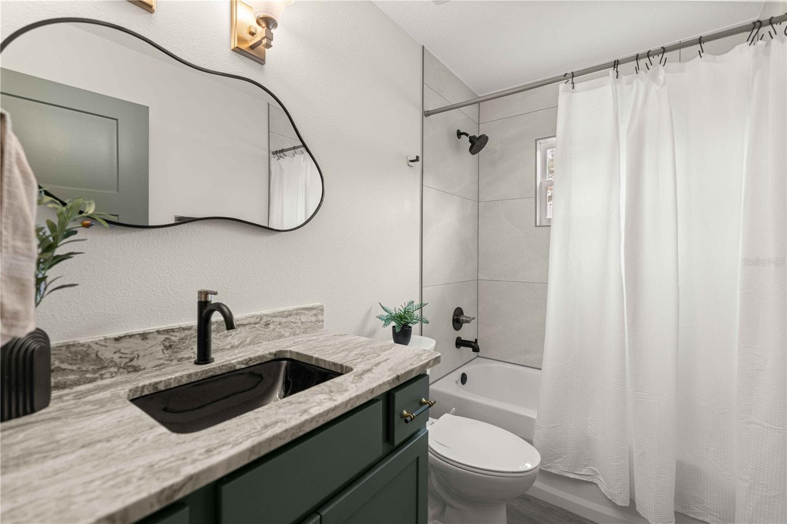 Guest Bath - 13622 SW 112TH ST, DUNNELLON