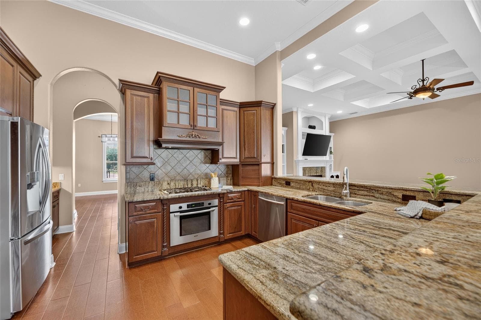 Custom Wood Cabinets in this gourmet kitchen - 6408 WALKERS GLEN DR, LAKELAND
