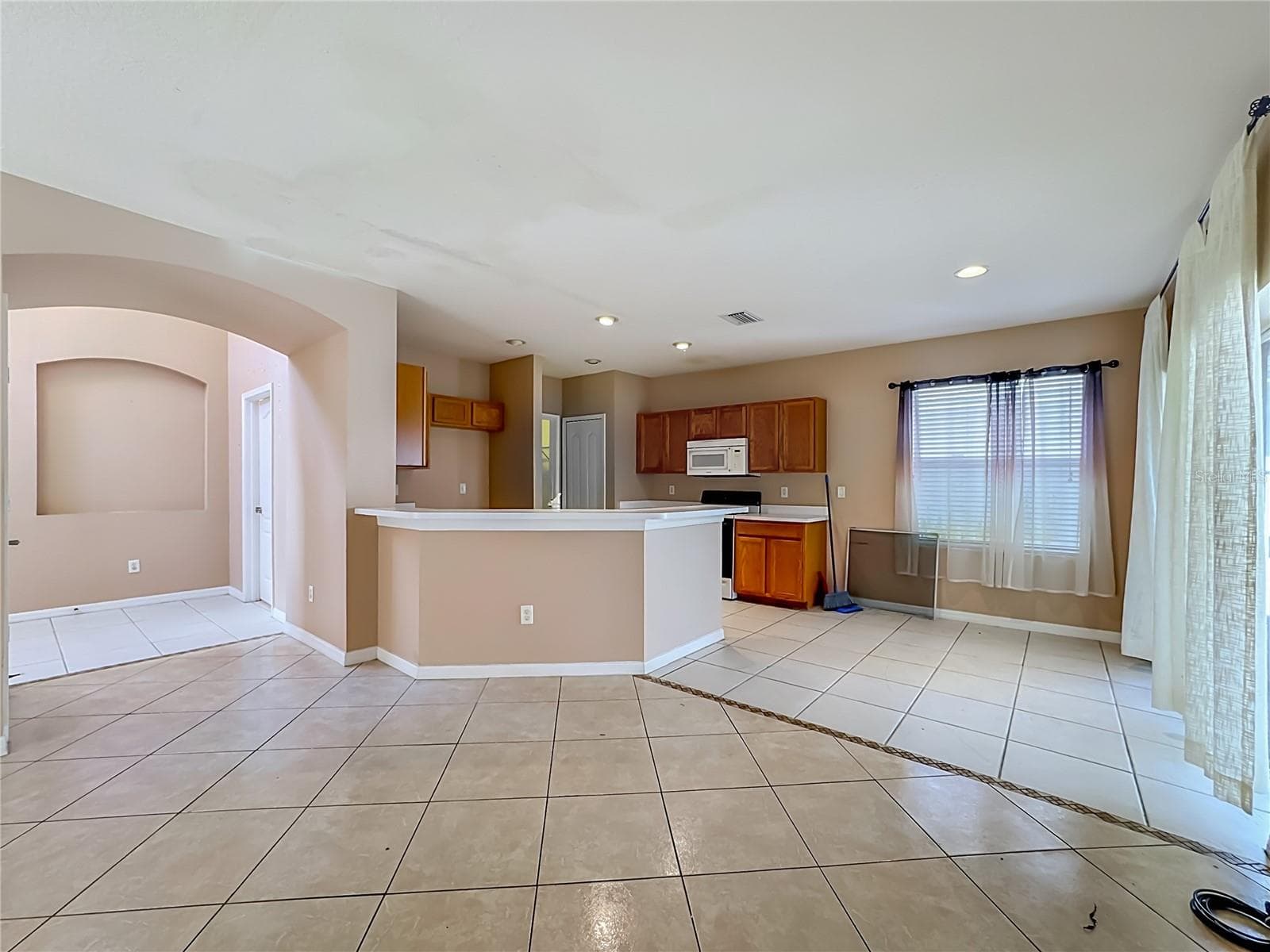Single Family Residence at 7931 CARRIAGE POINTE DR, GIBSONTON, photo 10 of 59