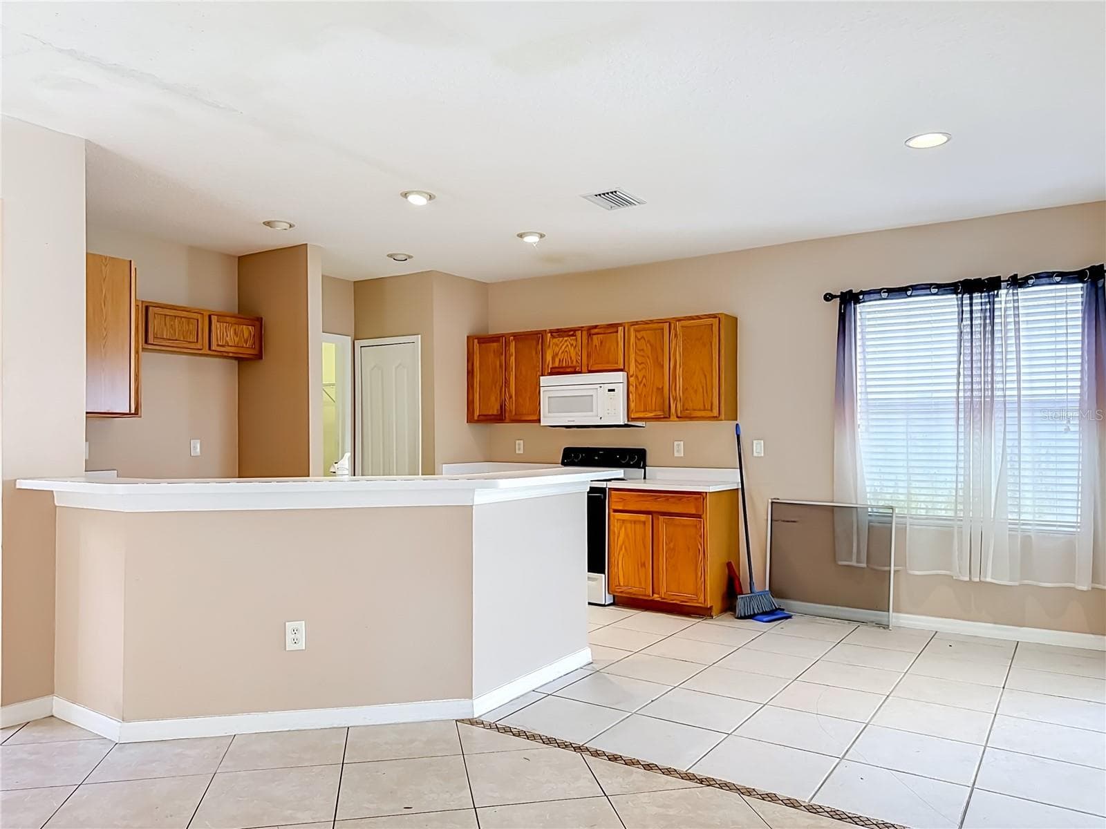Single Family Residence at 7931 CARRIAGE POINTE DR, GIBSONTON, photo 13 of 59