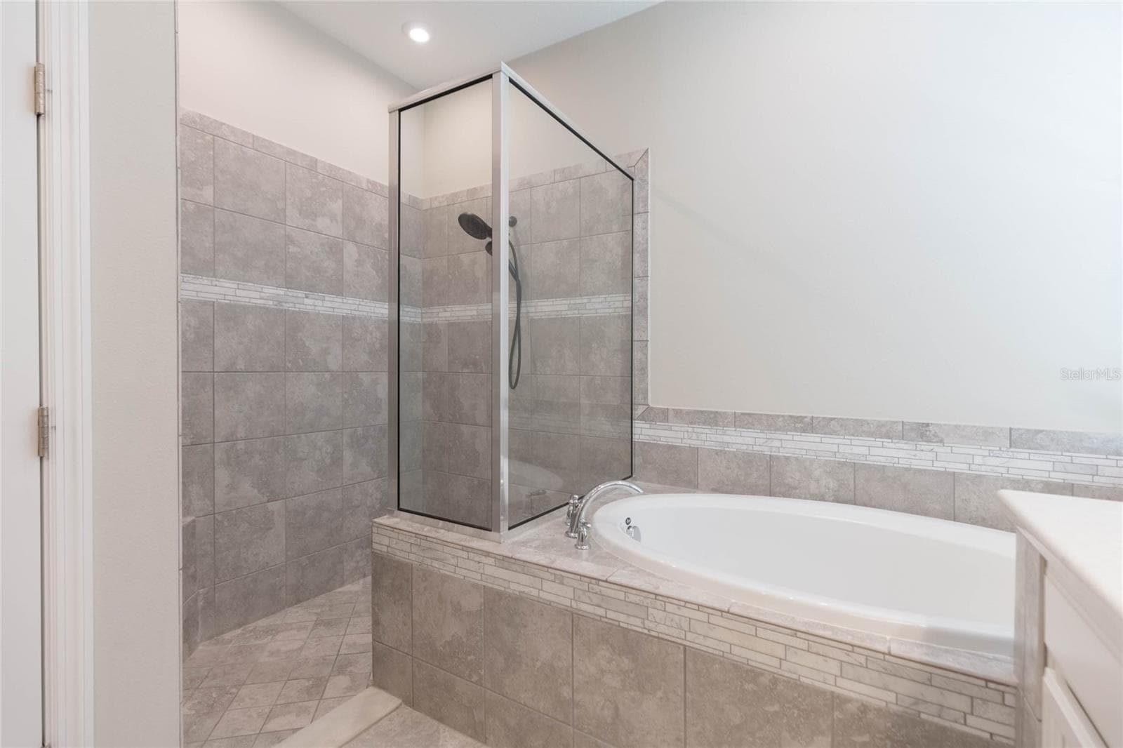 Walk In Shower & Tub - 13649 CANNON DR, ODESSA