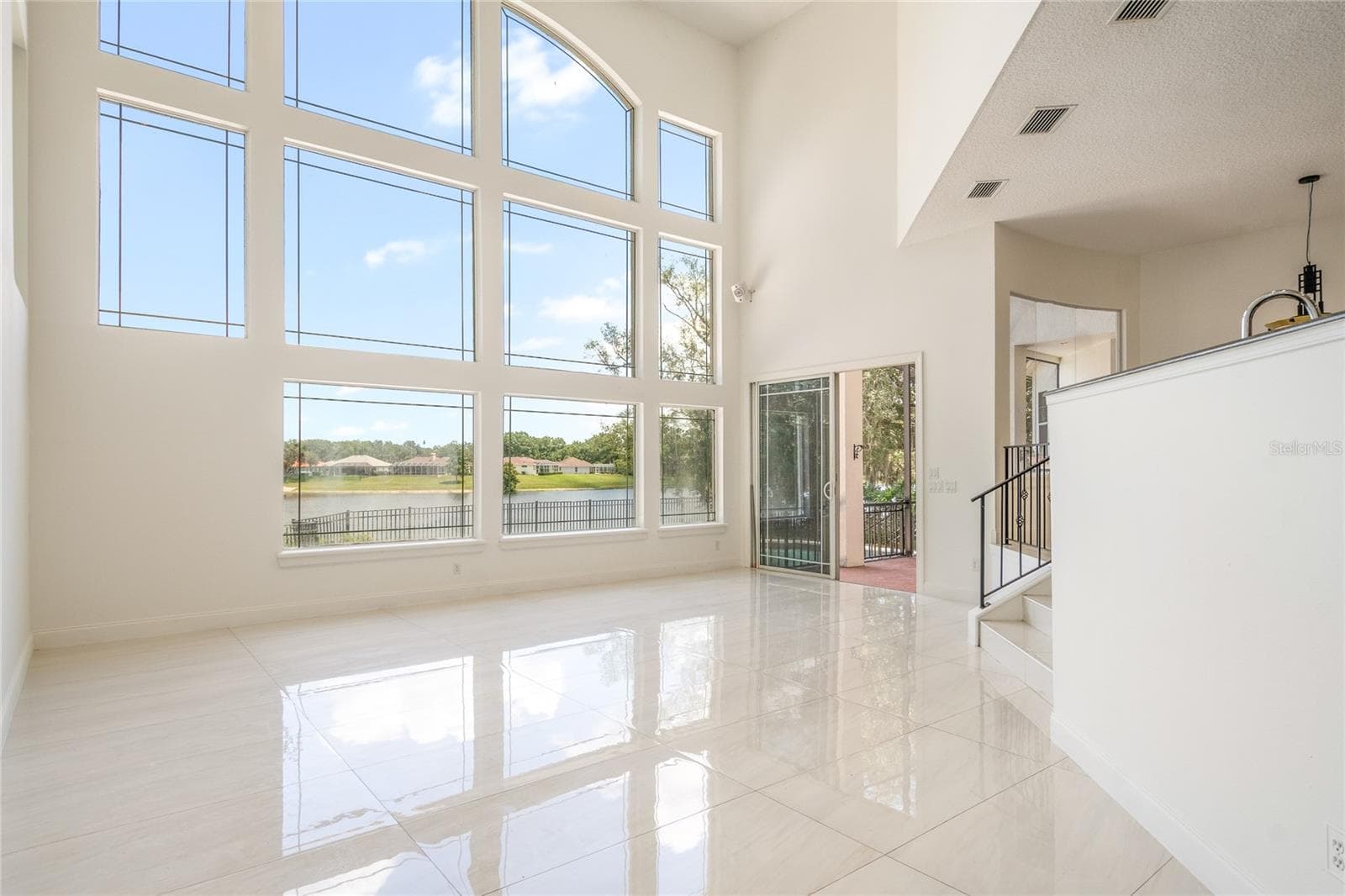Family Room - 20' Ceilings! Great View of Lake Marietta - 672 STONEFIELD LOOP, LAKE MARY