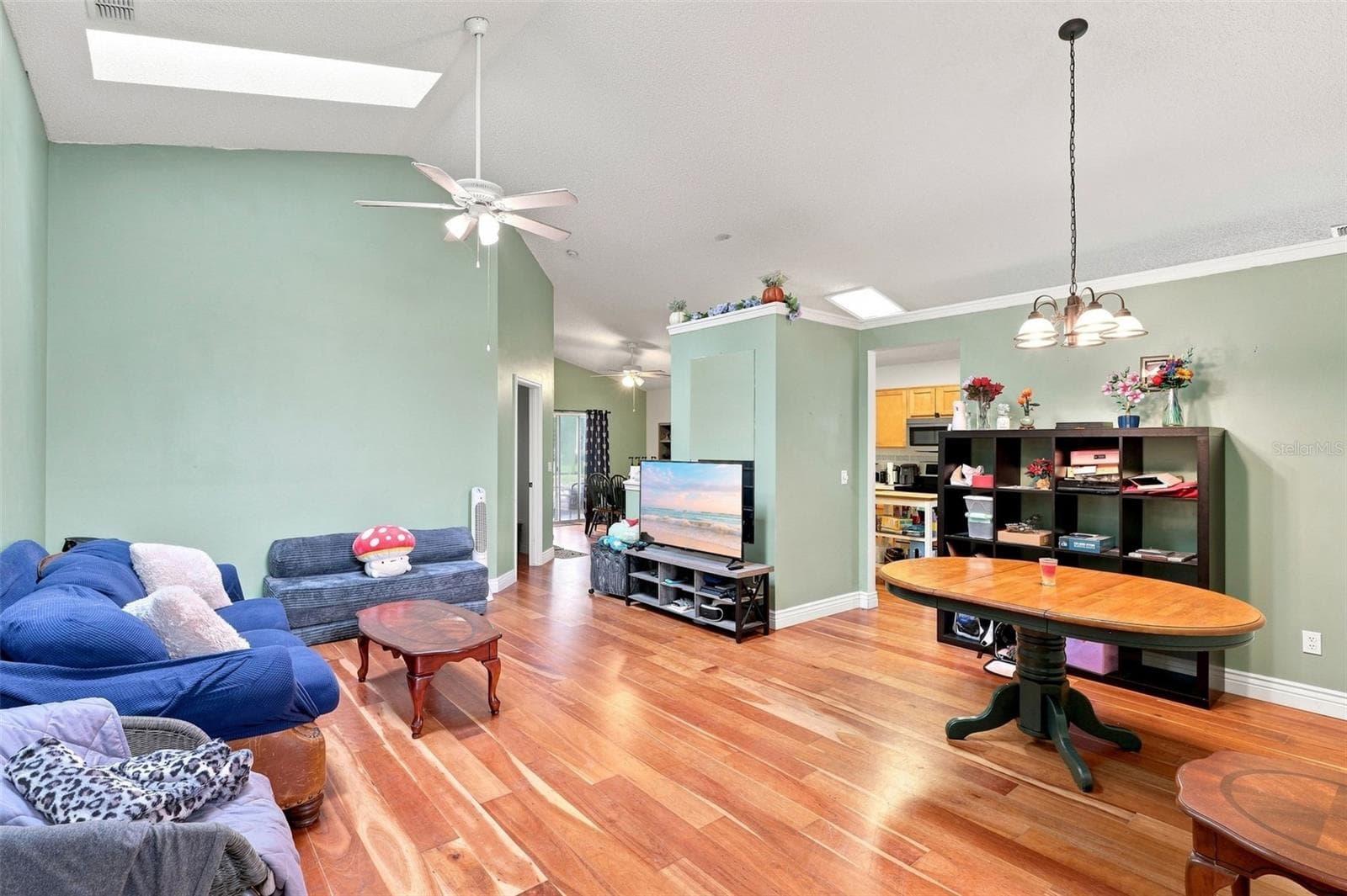 Vaulted ceilings, skylights and wood flooring create a bright and open main living space. - 13637 EMERALDVIEW DR, ORLANDO