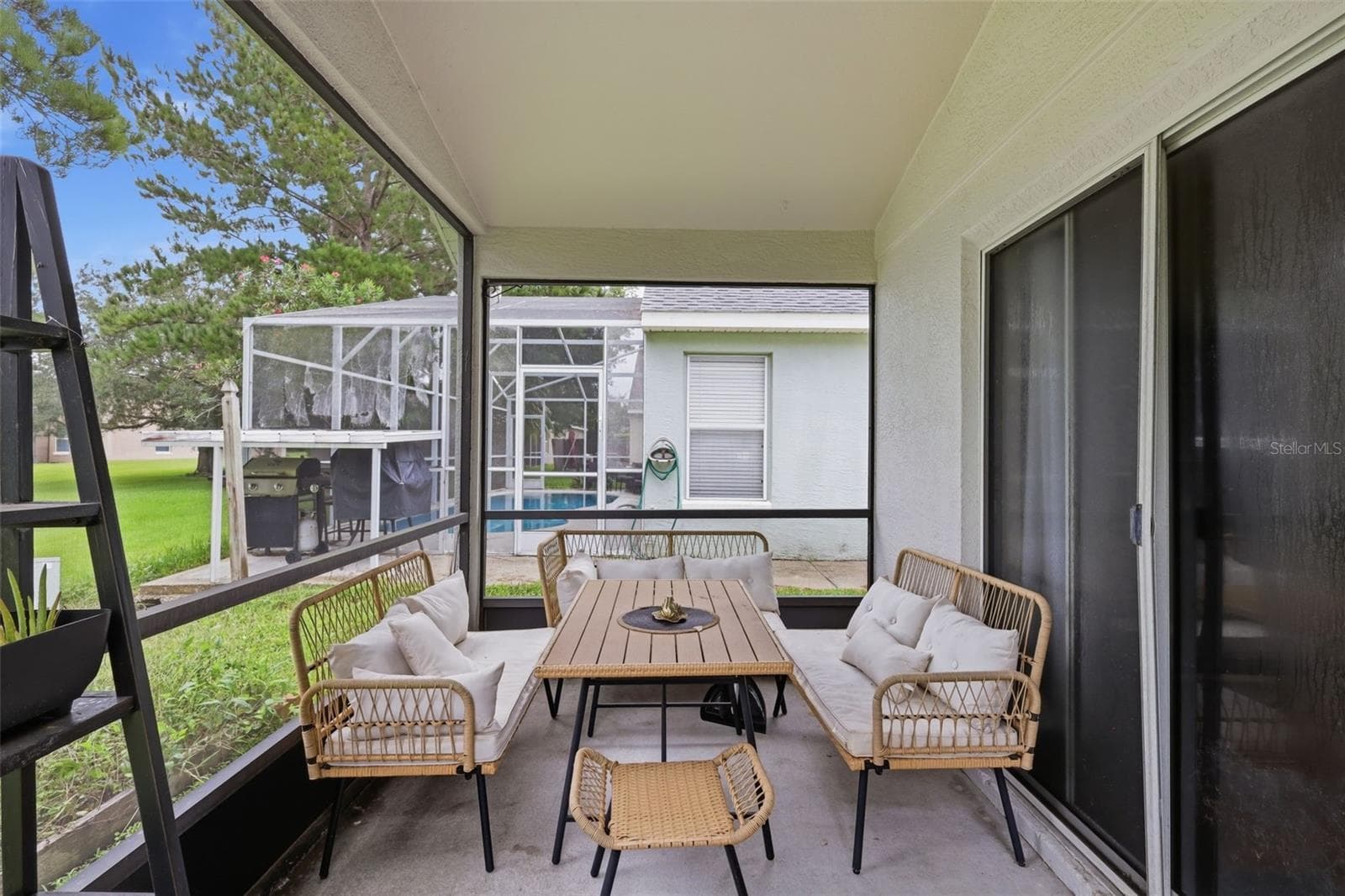 The screened lanai extends the living space outdoors with plenty of room for dining and entertaining. - 13637 EMERALDVIEW DR, ORLANDO