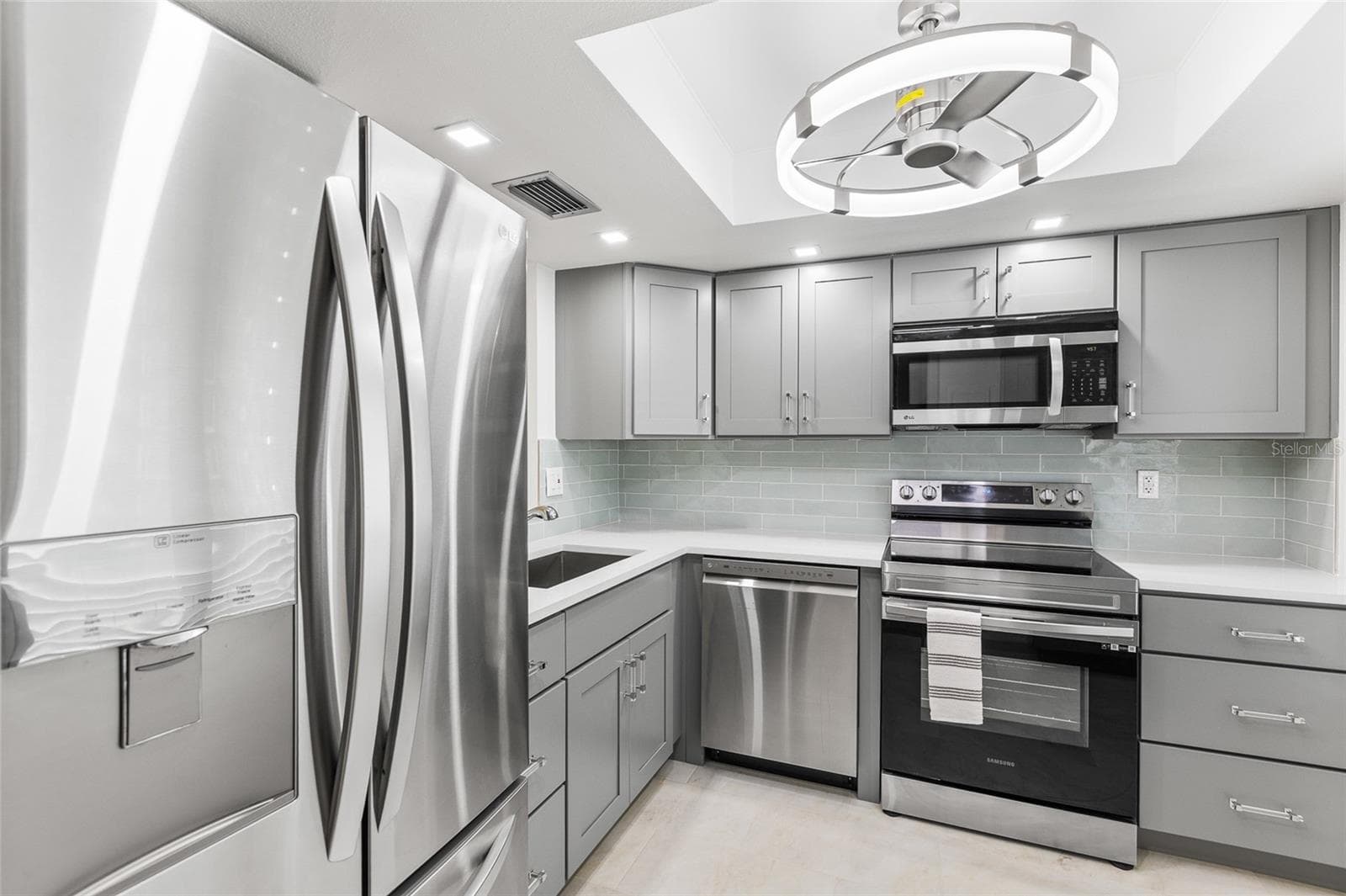 Kitchen (with tray ceiling) - 13626 GREENFIELD DR #109, TAMPA