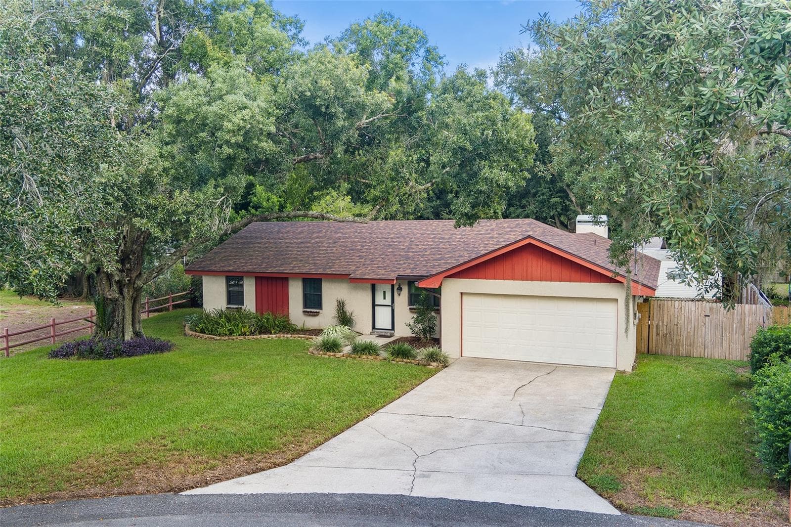 Exterior front with spacious driveway & yard - 216 SHORE LOOP, WINTER HAVEN