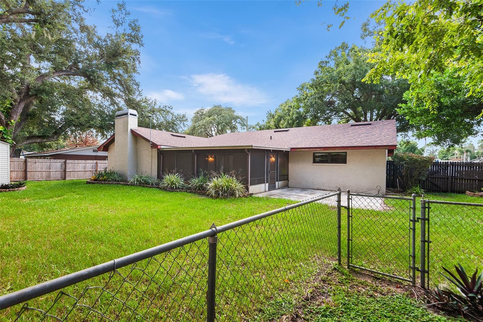 Separate chain-link fenced area for Pets or Gardening - 216 SHORE LOOP, WINTER HAVEN