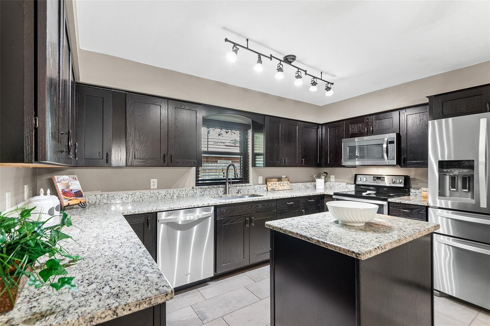WOW, what a Kitchen! Plenty of cabinets & drawers - 216 SHORE LOOP, WINTER HAVEN