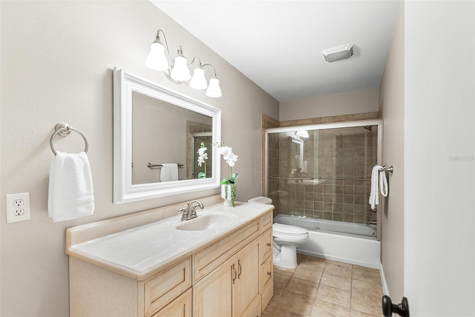 Hall Bathroom w. Tub/Shower, Designer Tile - 216 SHORE LOOP, WINTER HAVEN